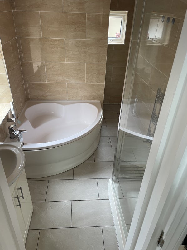Room Dunmow Road in Greater London