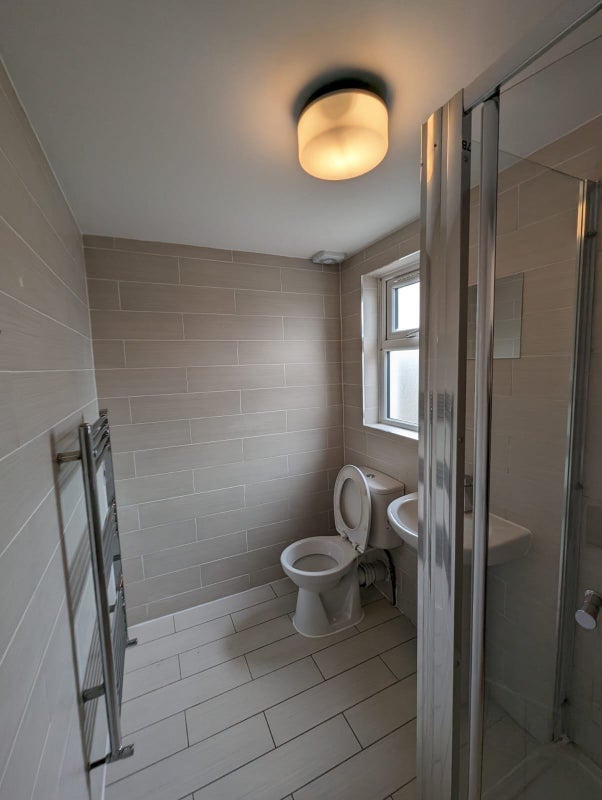 Room Dunmow Road in Greater London