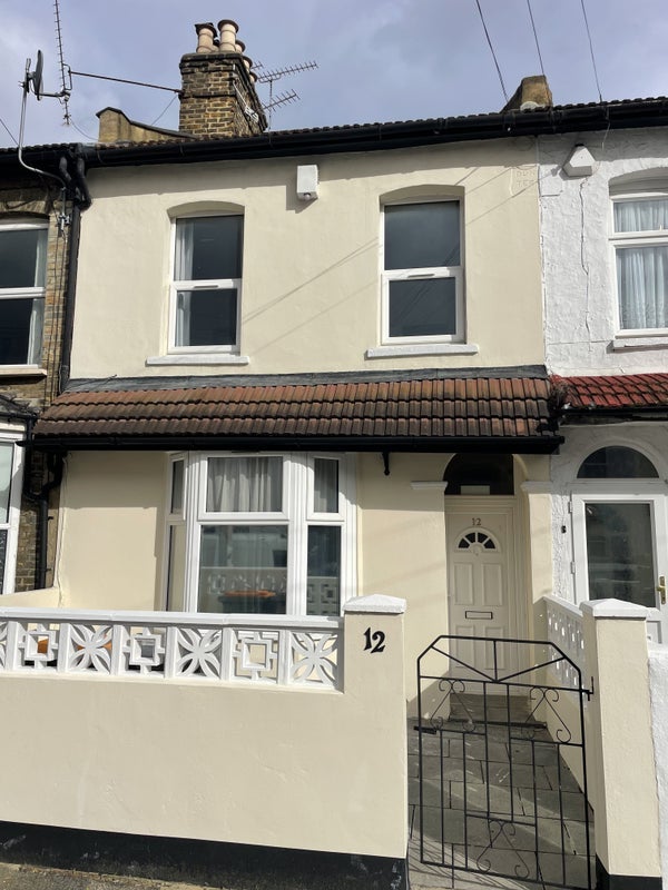 Room Dunmow Road in Greater London