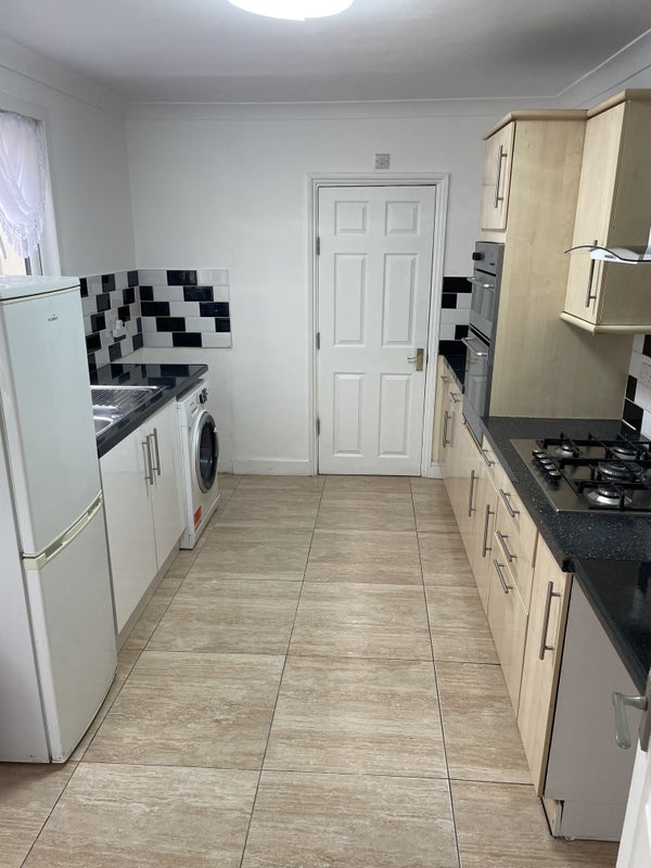 Room Dunmow Road in Greater London