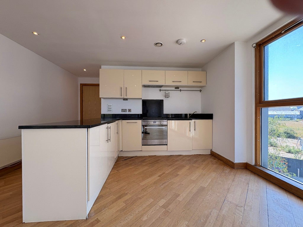 Flat Wick Lane in Greater London