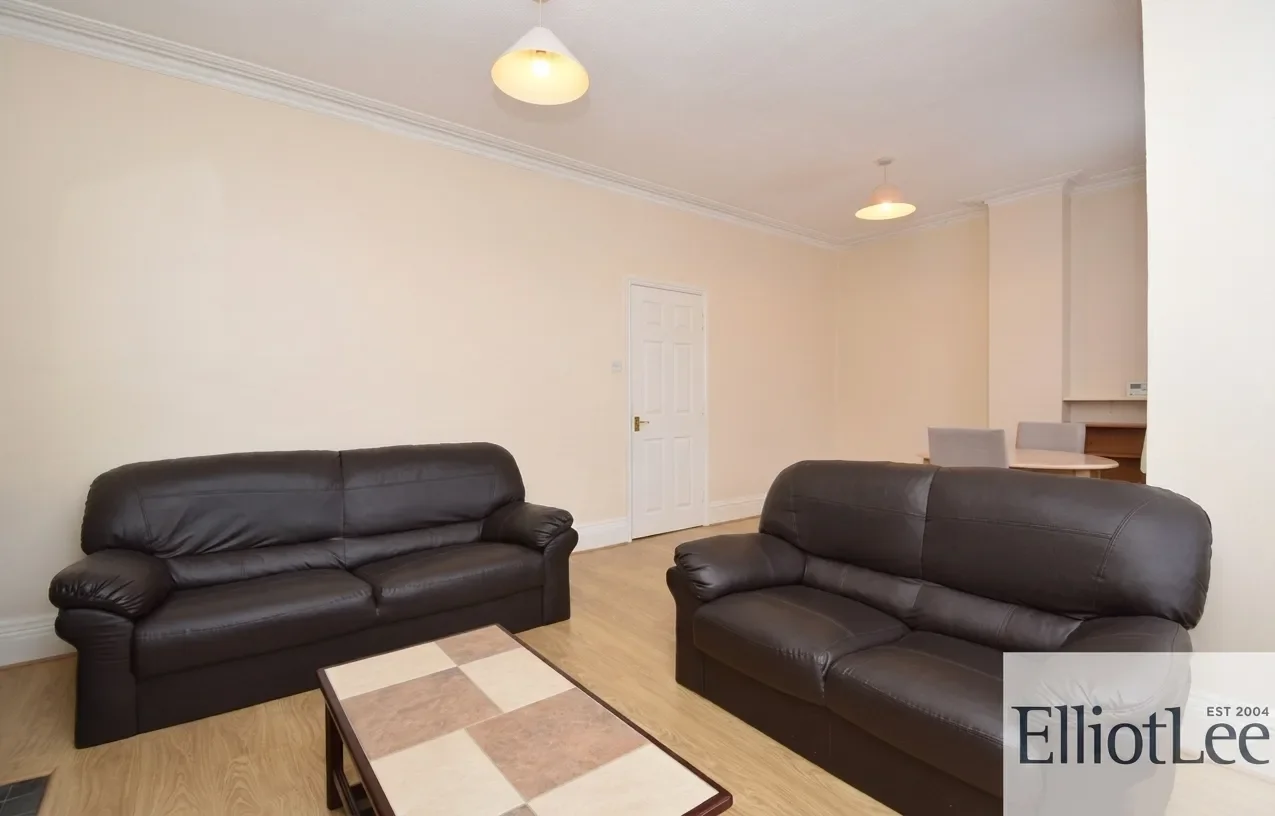 Flat Nibthwaite Road in Greater London