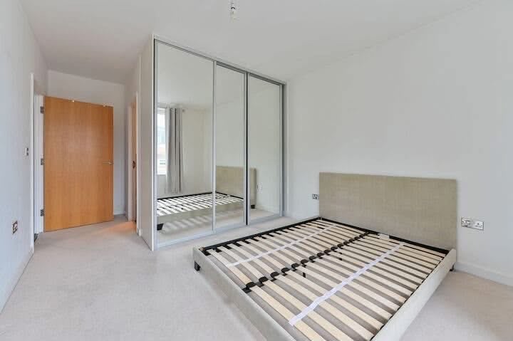 Room Old Devonshire Road in Greater London