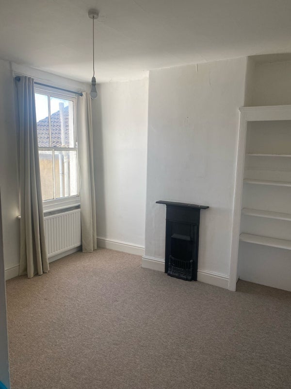 Room Longmead Avenue in Bristol