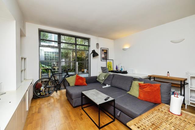 Flat Liverpool Road in Greater London