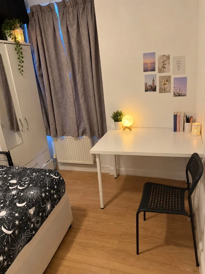 Room Melrose Avenue in Greater London