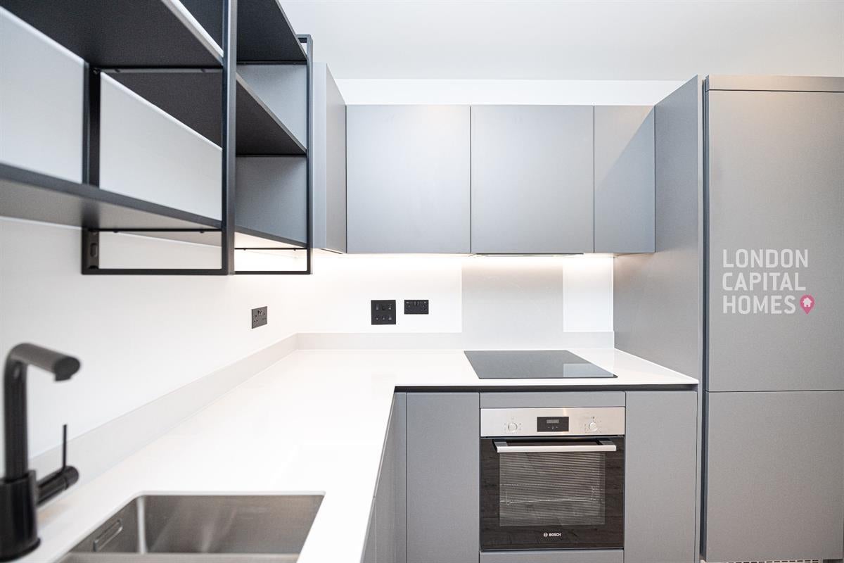 Flat Elmfield Way in London