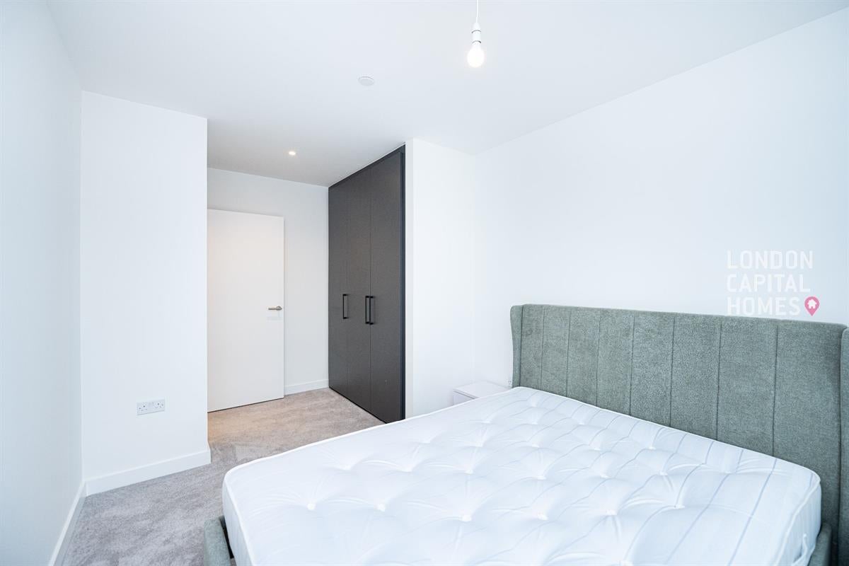 Flat Elmfield Way in London