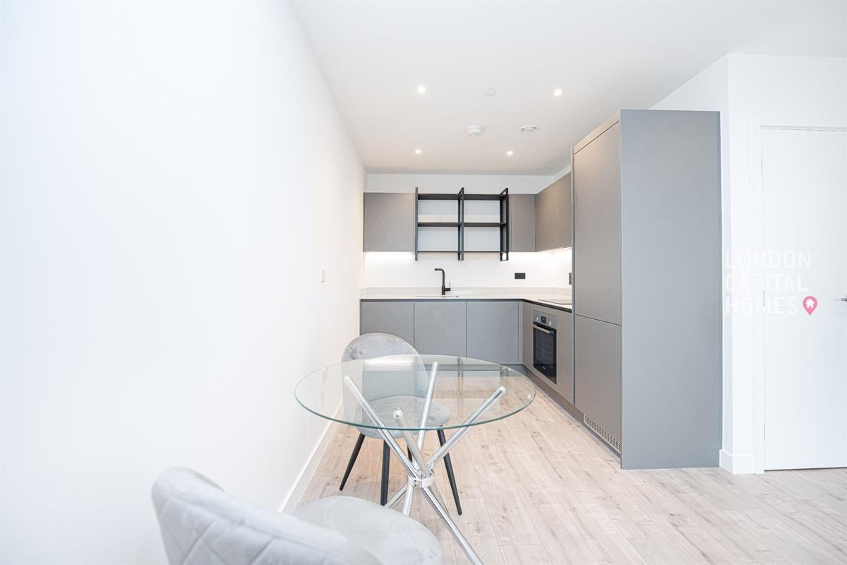 Flat Elmfield Way in London