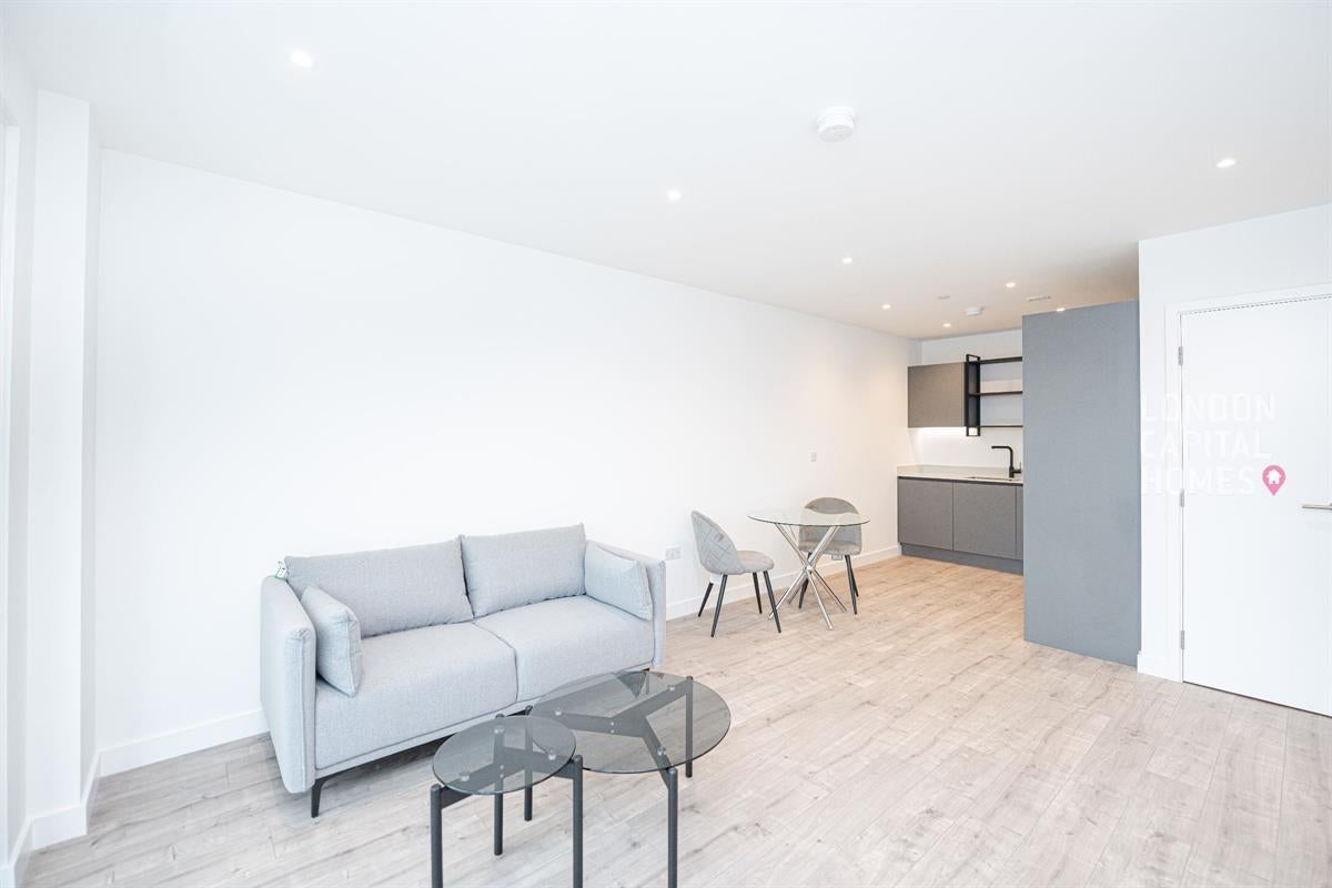 Flat Elmfield Way in London