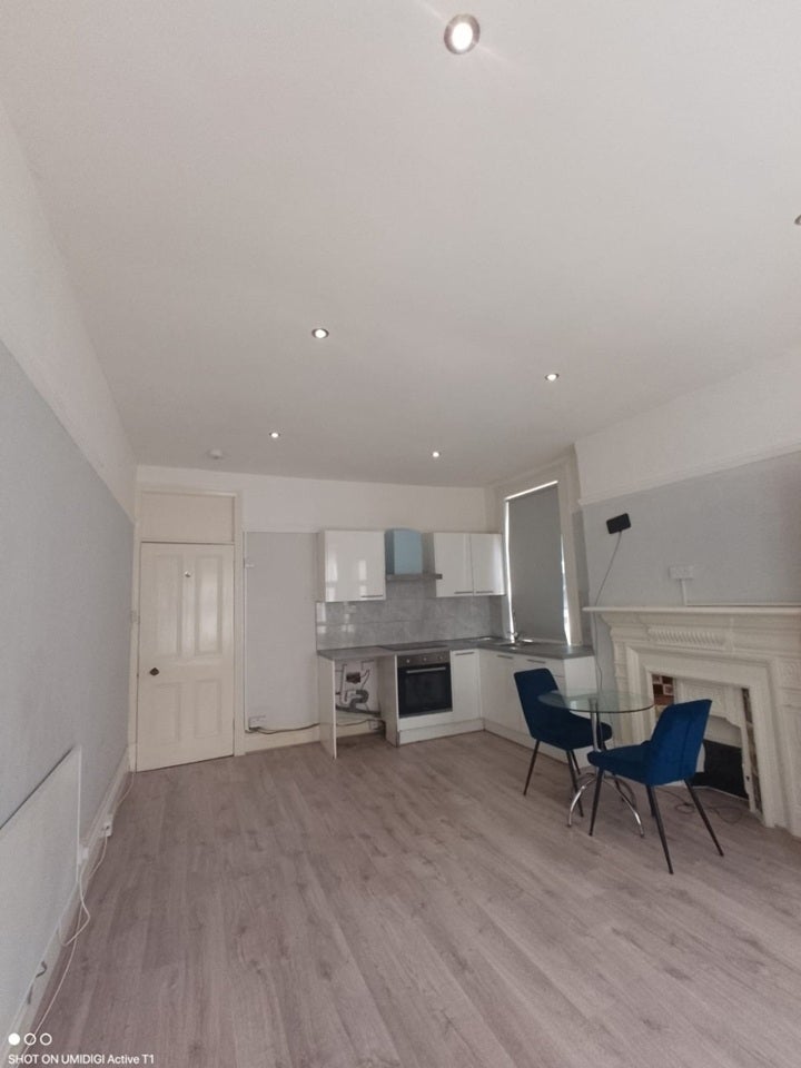 Flat Alexandra Park Road in Greater London