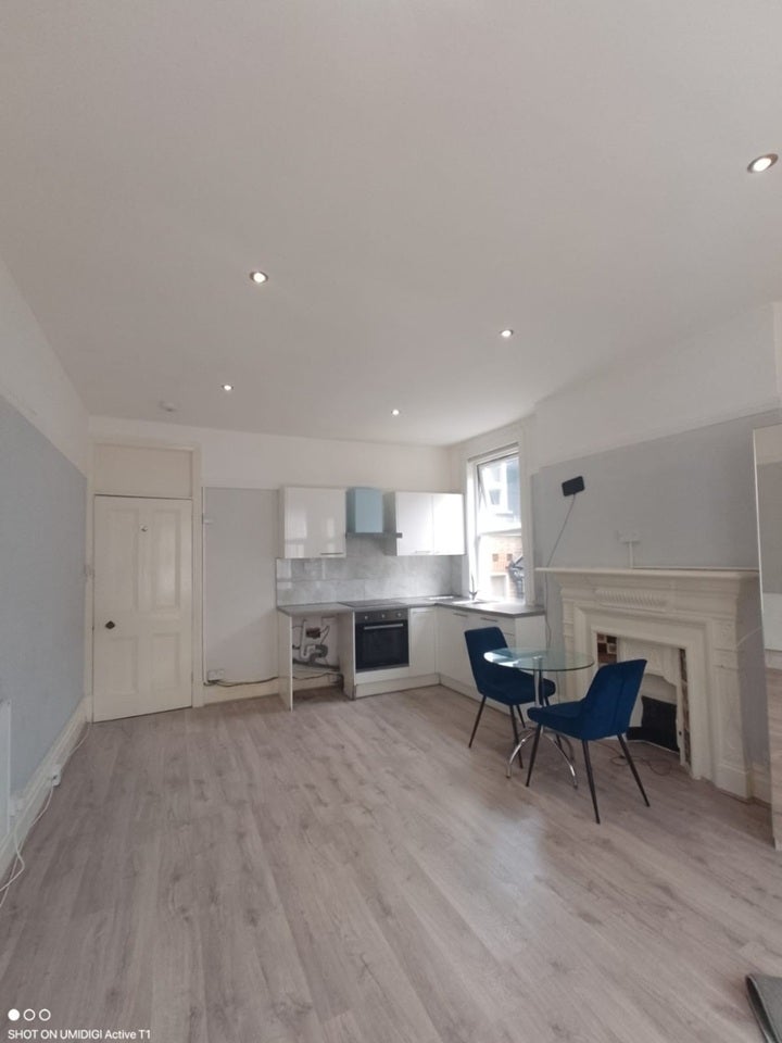 Flat Alexandra Park Road in Greater London