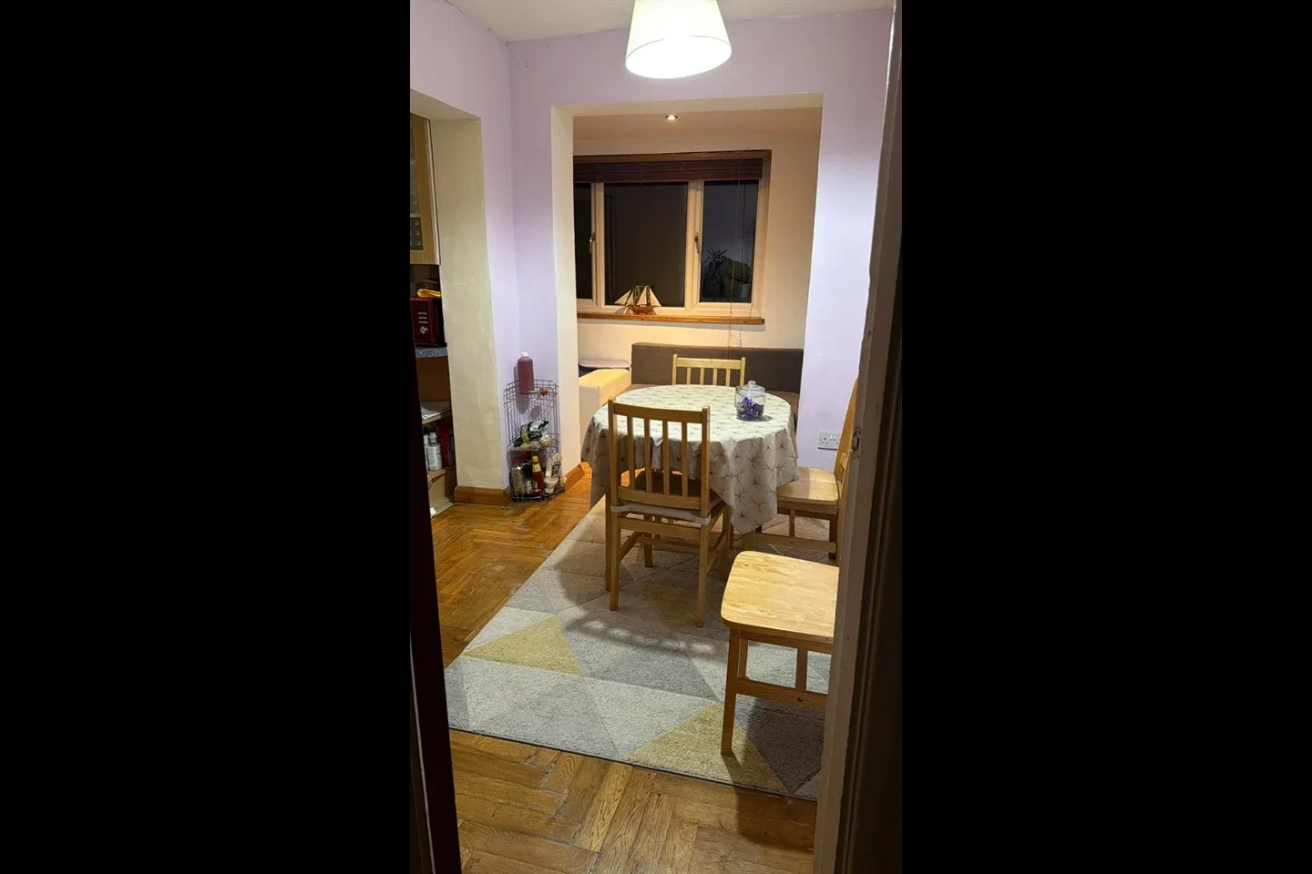 Room Rose Avenue in Greater London