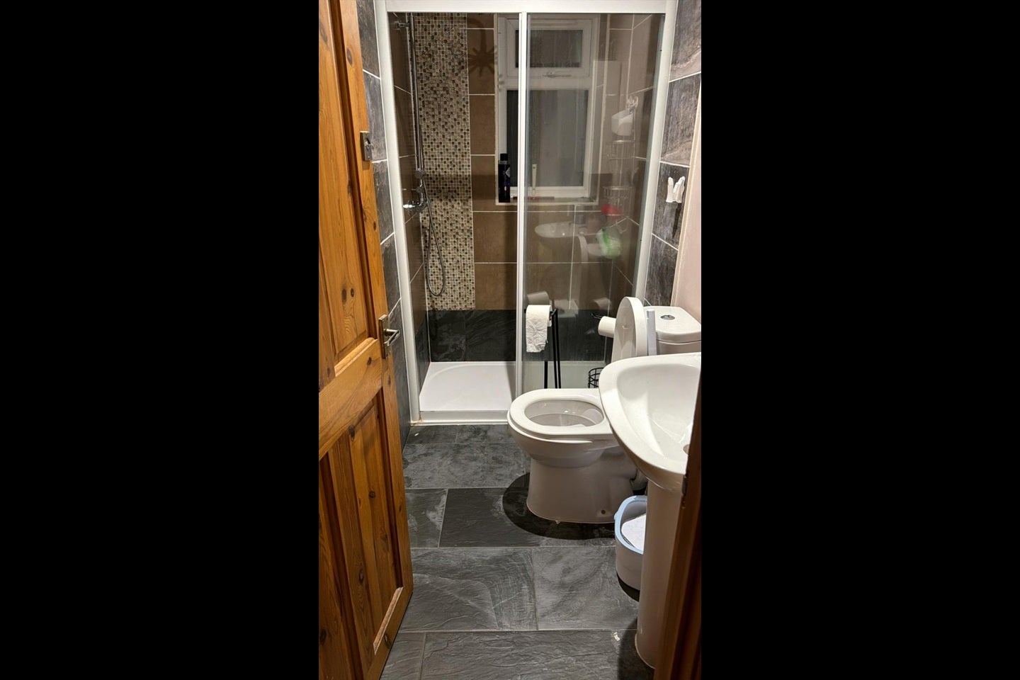 Room Rose Avenue in Greater London
