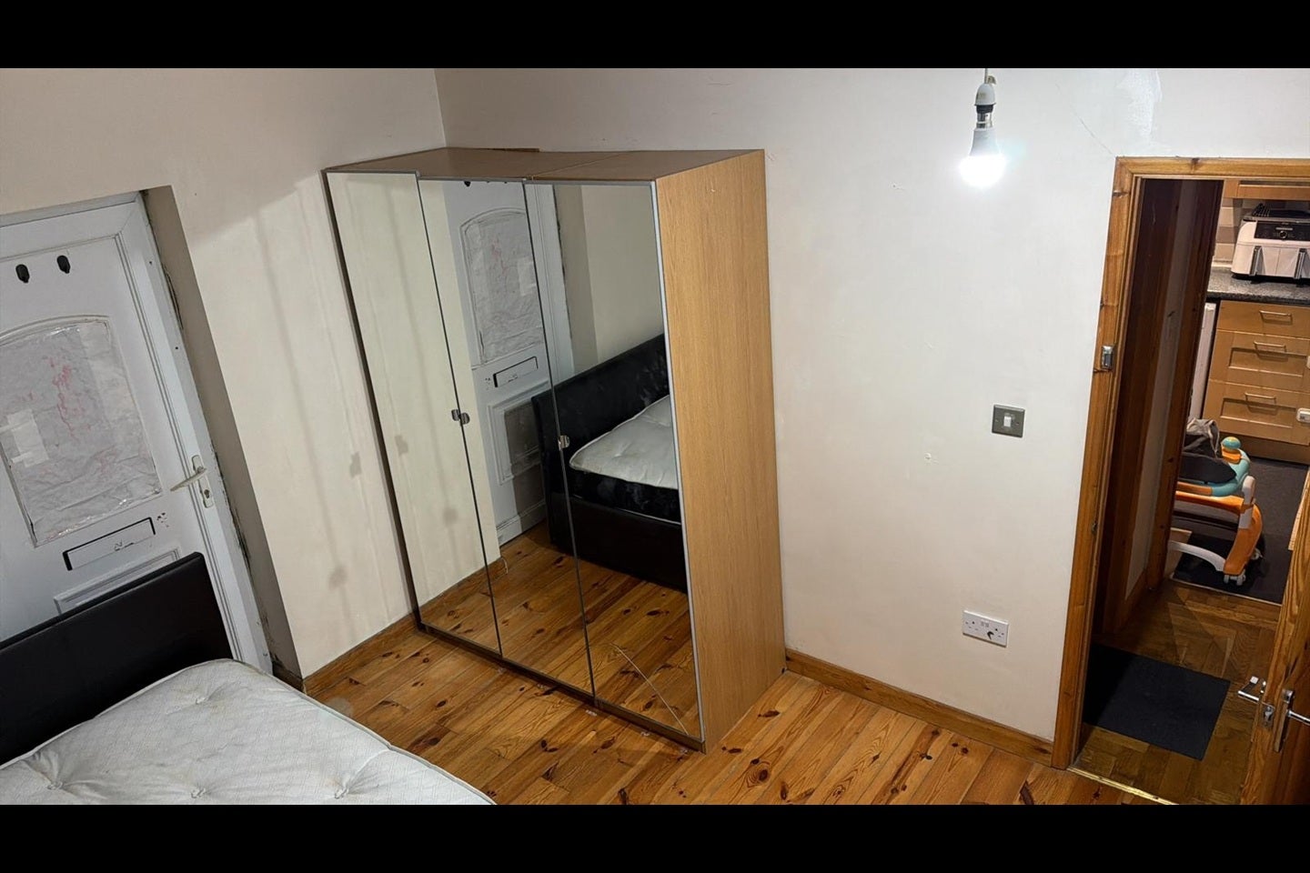 Room Rose Avenue in Greater London
