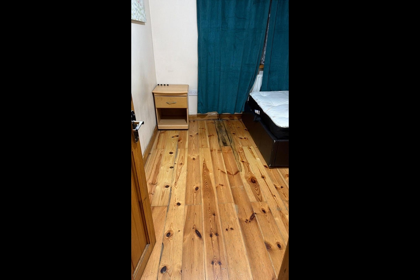 Room Rose Avenue in Greater London