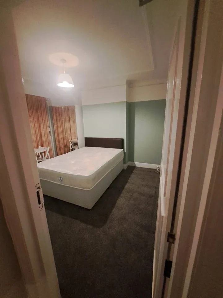 Room Midstrath Road in Greater London
