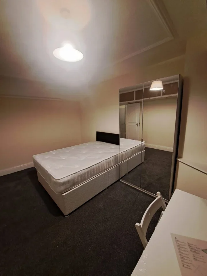 Room Midstrath Road in Greater London
