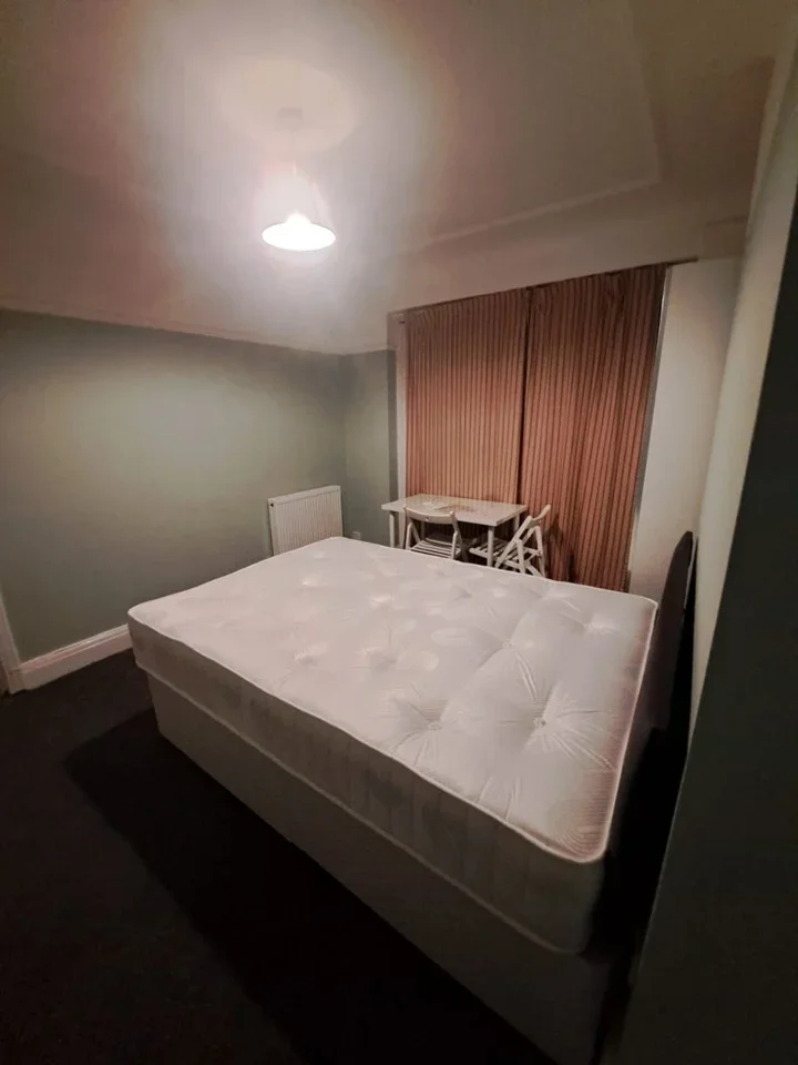 Room Midstrath Road in Greater London