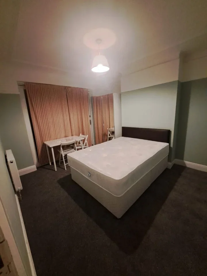 Room Midstrath Road in Greater London