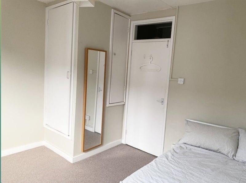 Room Sanctuary Street in Greater London