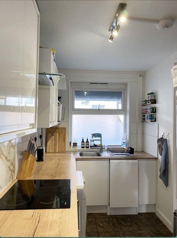 Room Sanctuary Street in Greater London