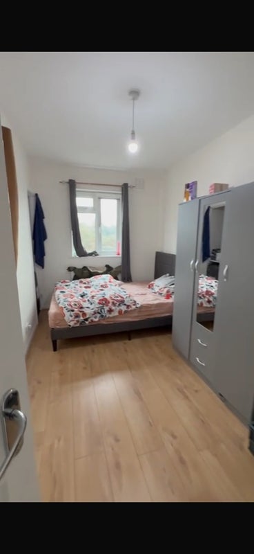 Room Lonsdale Avenue in Greater London
