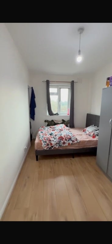 Room Lonsdale Avenue in Greater London