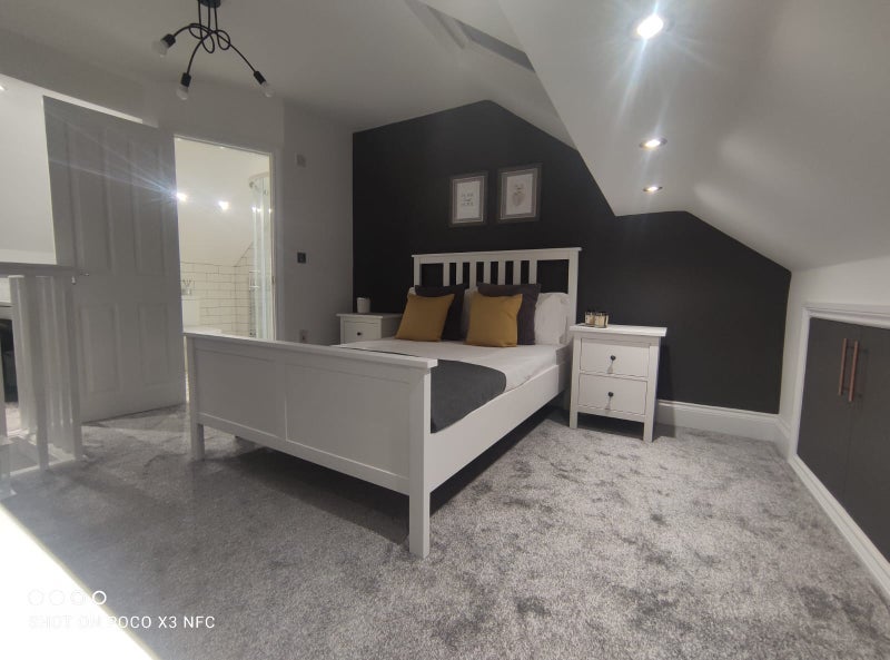 Room Manor Oaks Road in Sheffield