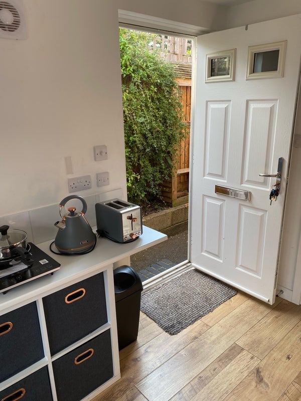 Room Woodlands Park Road in White Waltham