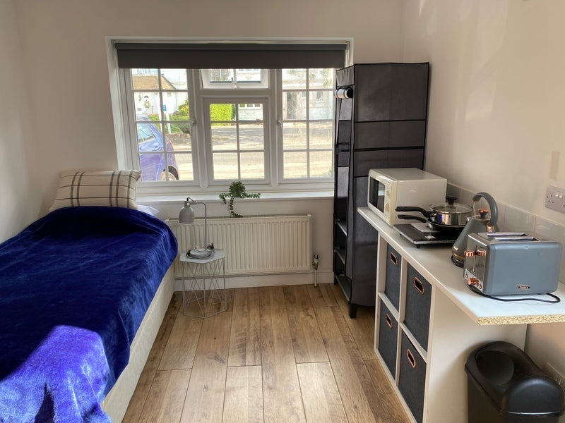 Room Woodlands Park Road in White Waltham