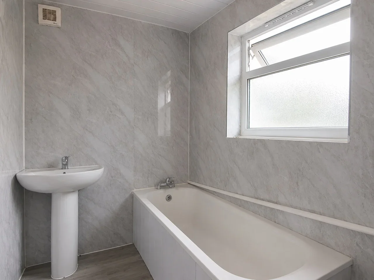 House Vicarage Lane in Greater London
