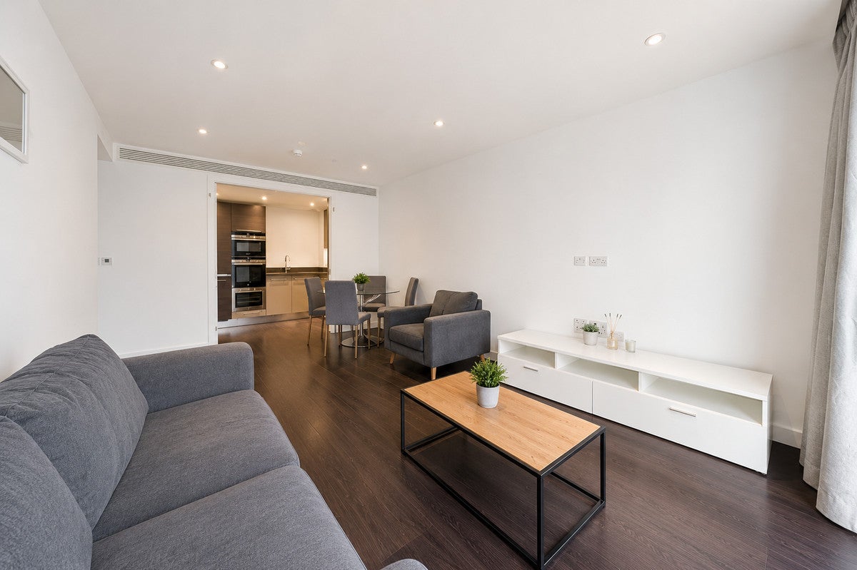 Flat Alie Street in Greater London