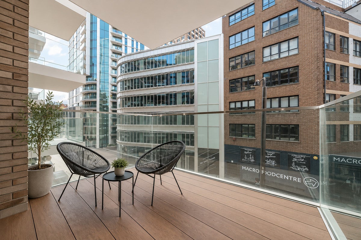Flat Alie Street in Greater London