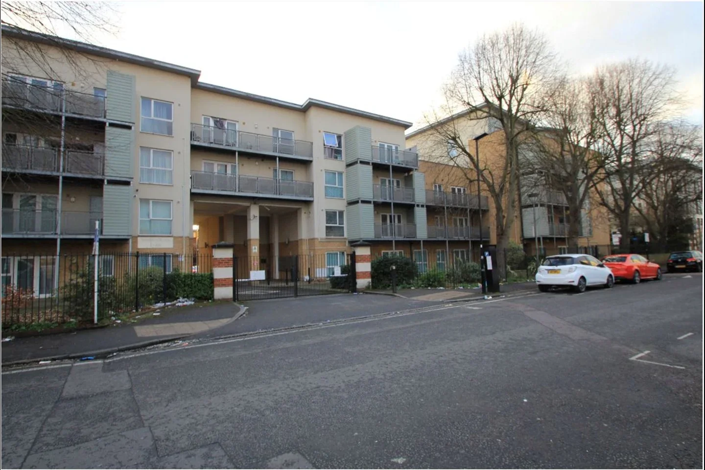 Flat Hibernia Road in Greater London