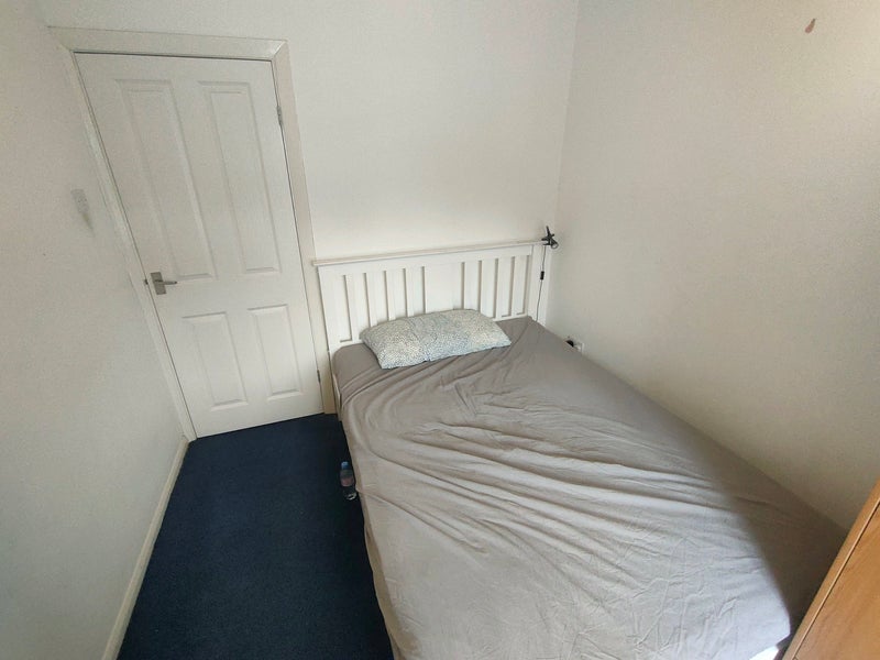 Room Pitt Crescent in Greater London