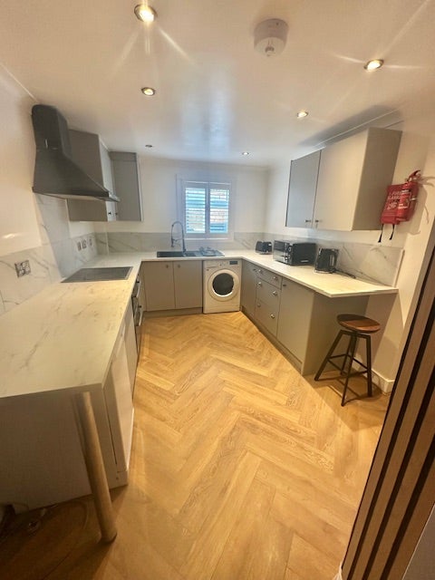 Room Kneller Road in Greater London