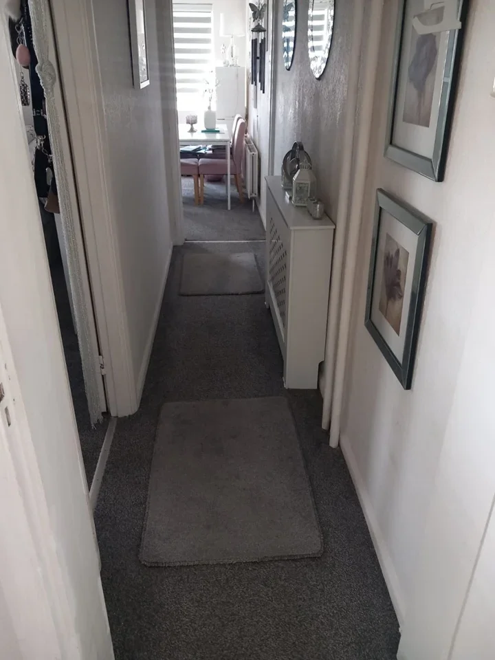 Flat Ardleigh Green Road in Greater London