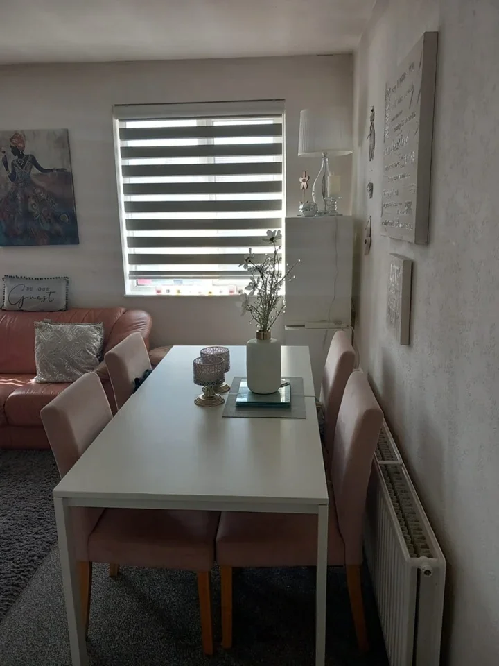 Flat Ardleigh Green Road in Greater London