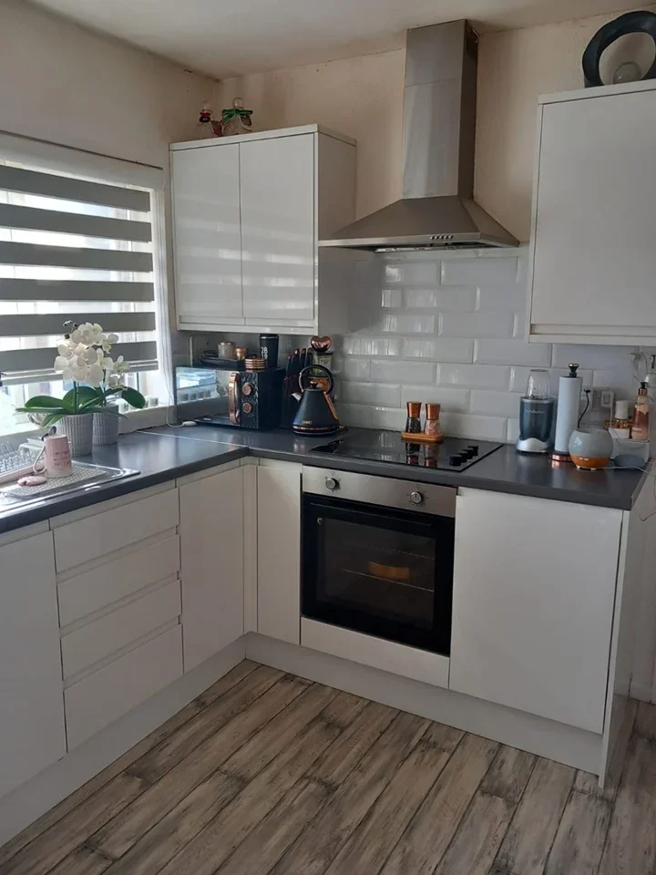 Flat Ardleigh Green Road in Greater London