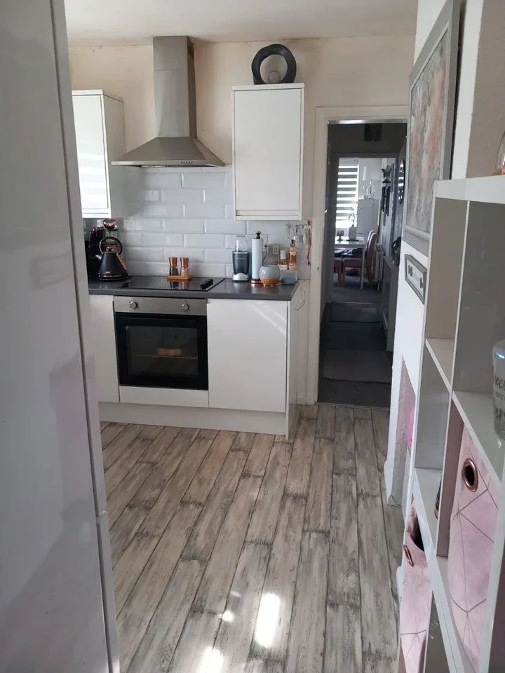 Flat Ardleigh Green Road in Greater London
