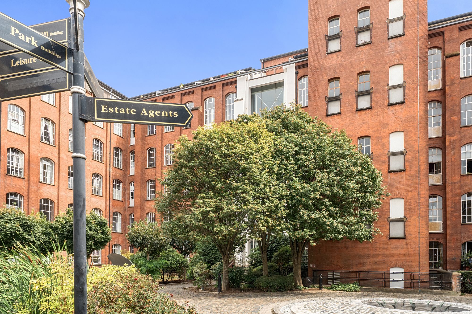 Flat Fairfield Road in Greater London