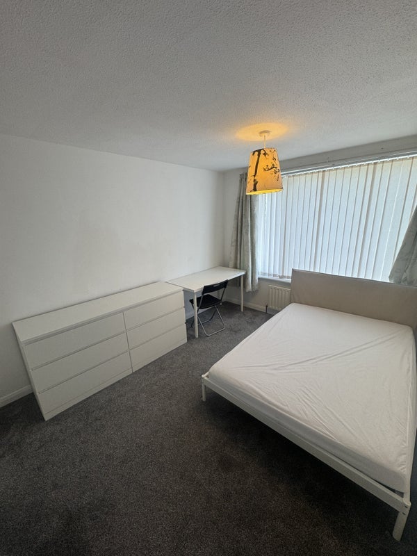 Flat Greenwood Close in Bristol