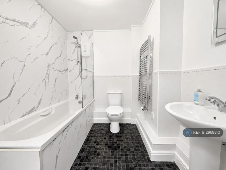 Flat Oakwood Drive in Salford