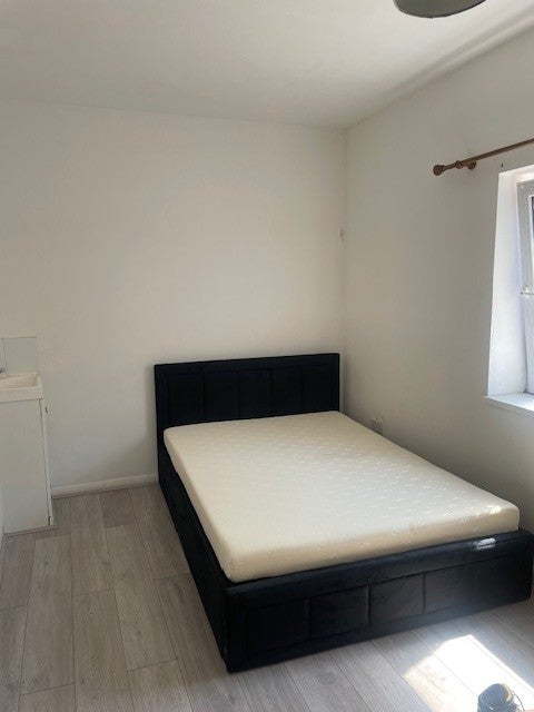Room Reede Road in Greater London