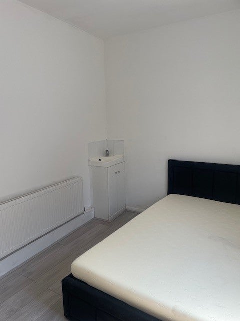 Room Reede Road in Greater London