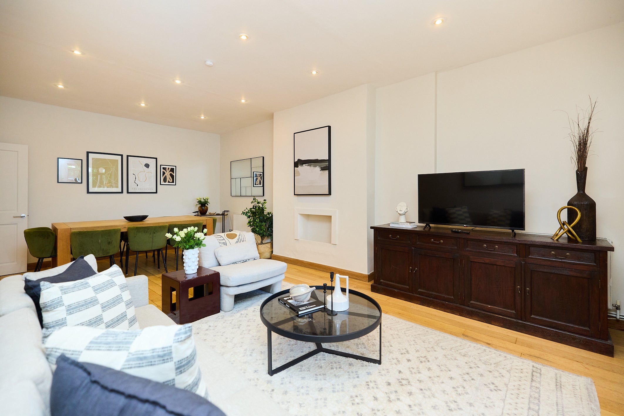 Flat Holland Road in Greater London