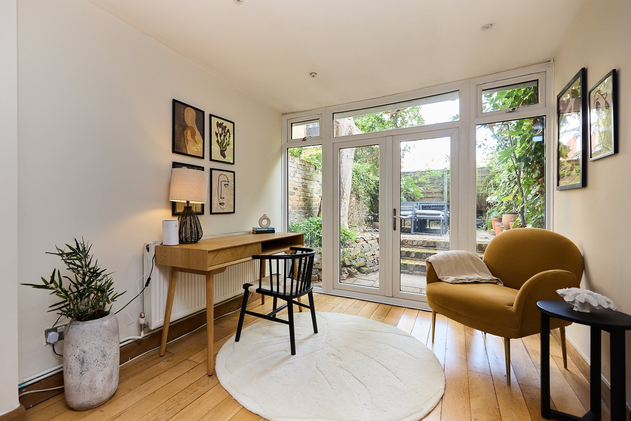 Flat Holland Road in Greater London