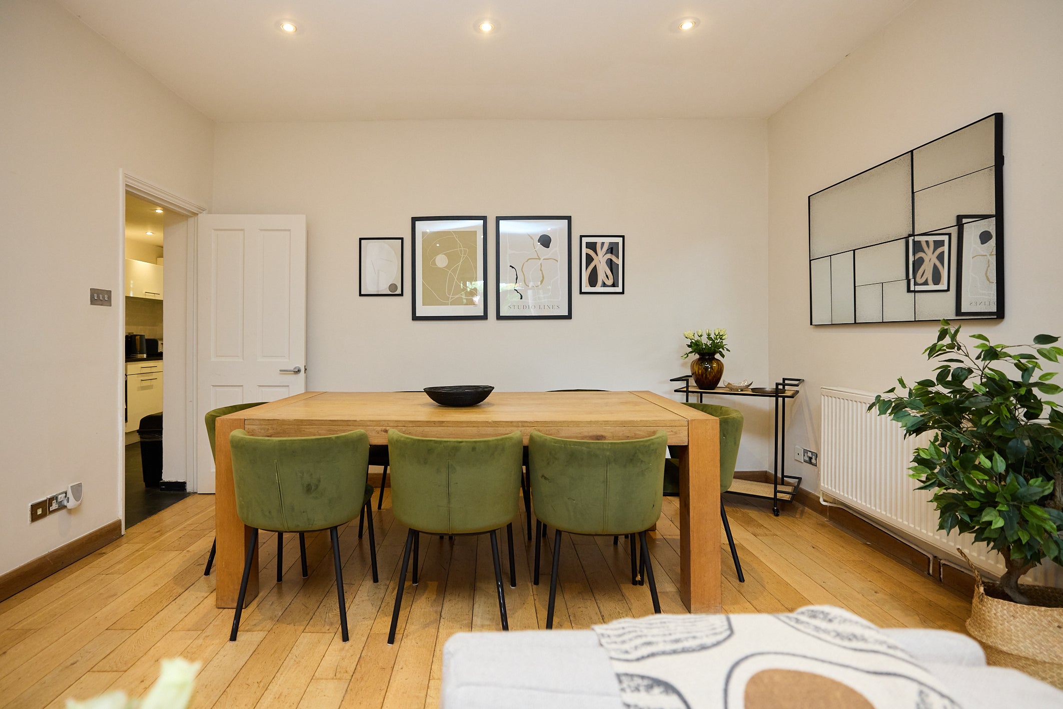 Flat Holland Road in Greater London