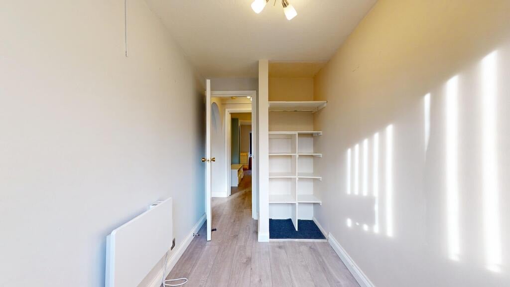 Flat Harp Island Close in Greater London